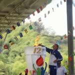 Deportista enciende la llama deportiva
