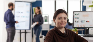 Mujer con discapacidad, sonrie feliz porque encontró empleo en la Agencia de Empleo de Confa