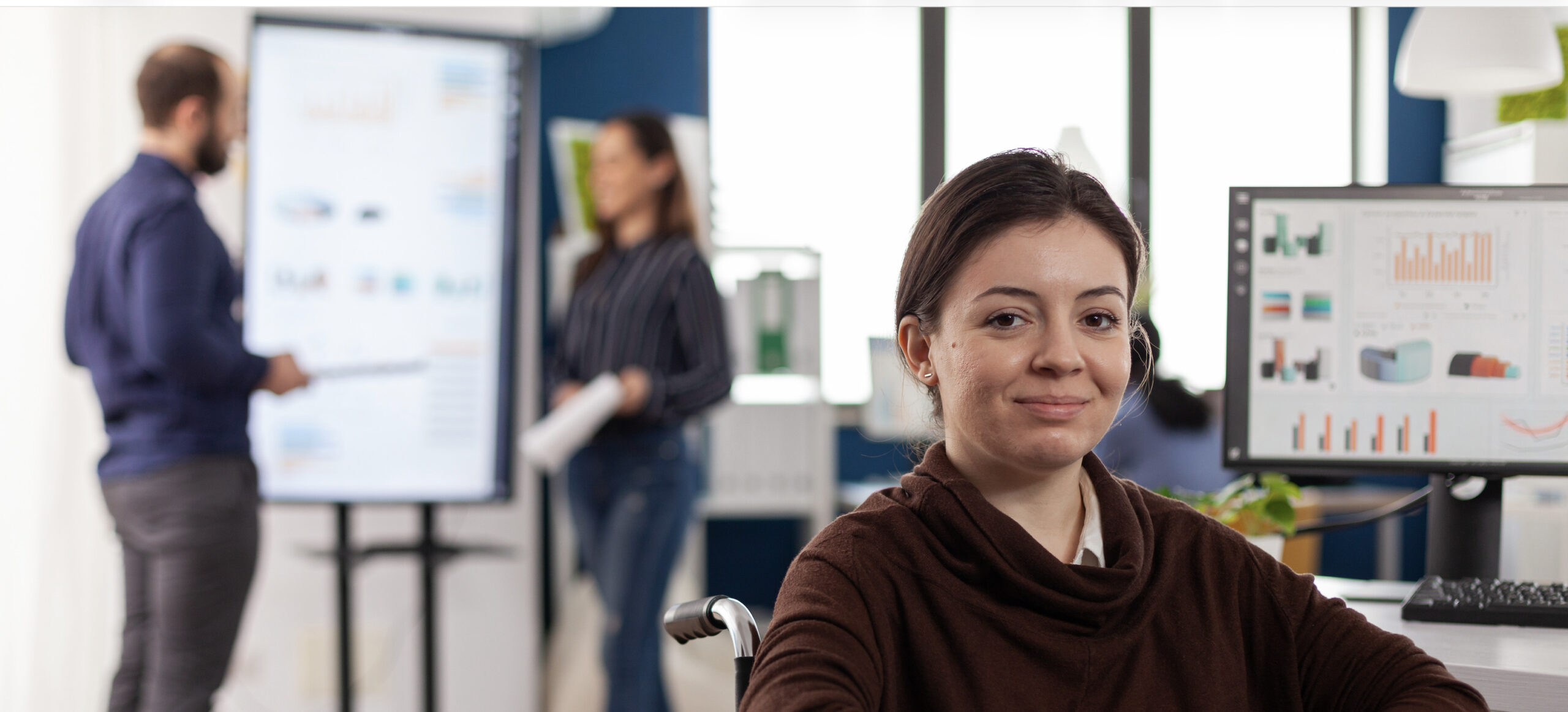 Mujer con discapacidad, sonrie feliz porque encontró empleo en la Agencia de Empleo de Confa