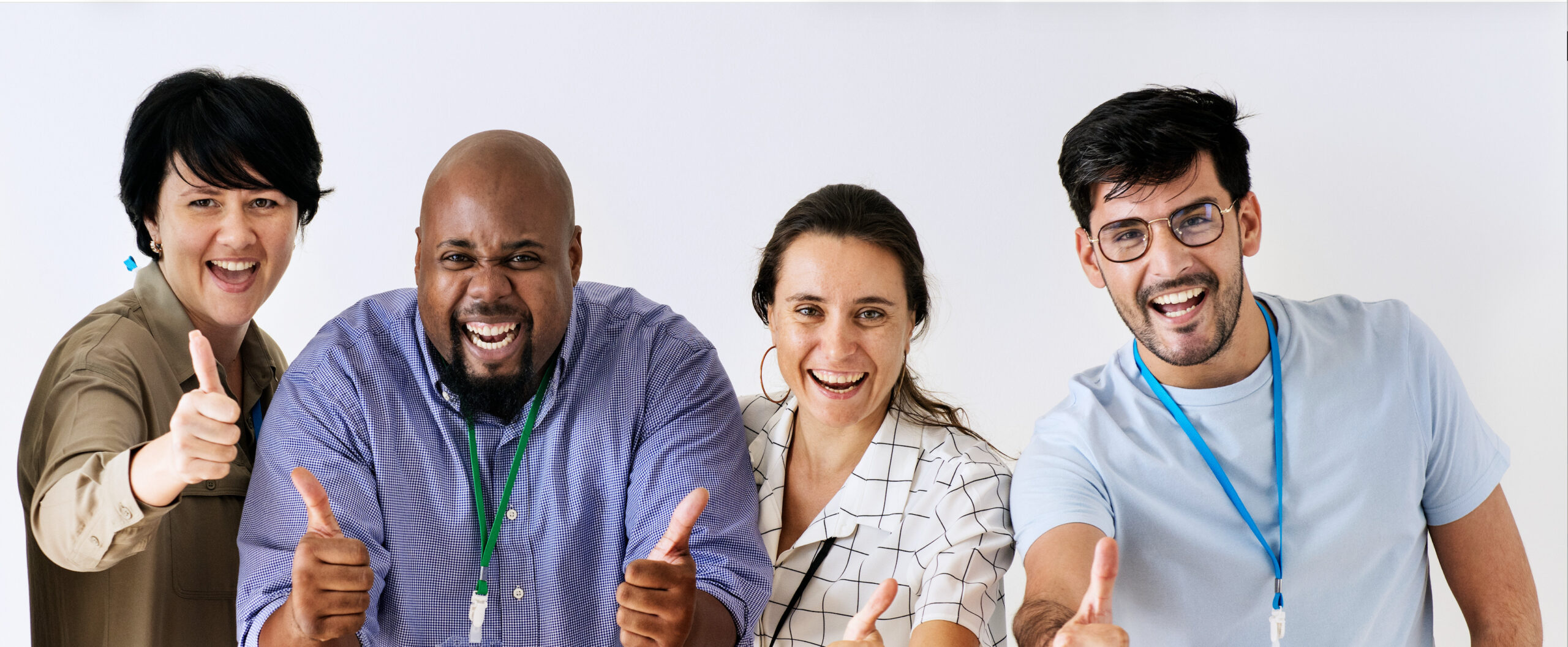 Personas felices porque encontraron empleo en la Agencia de Empleo de Confa