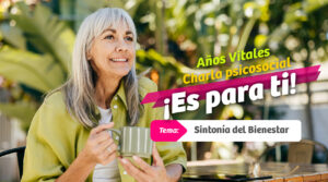 Mujer mayor sonríe feliz