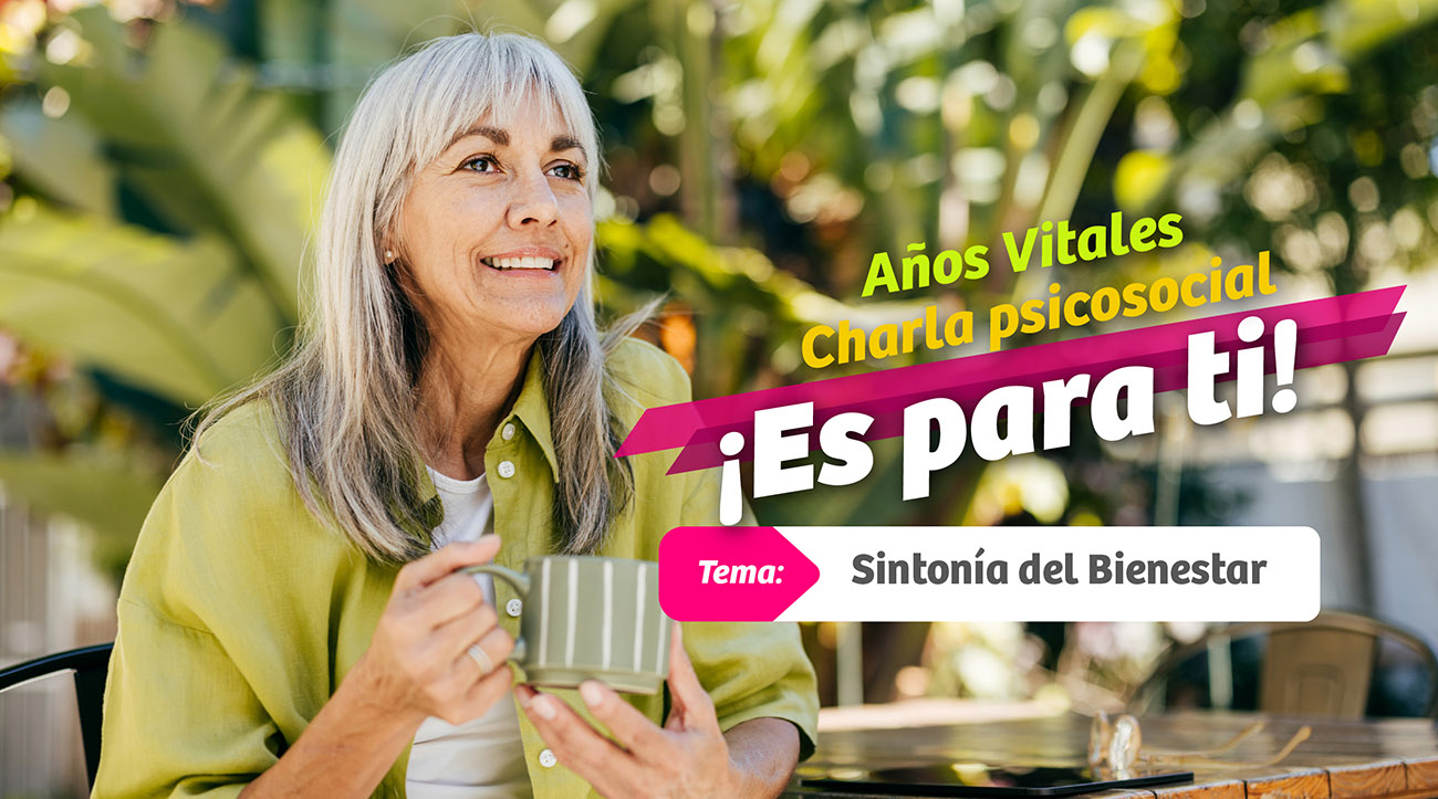 Mujer mayor sonríe feliz