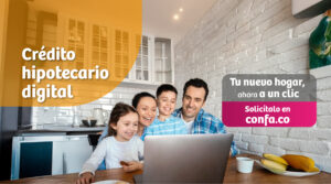 Familiar feliz frente al computador solicita crédito de vivienda