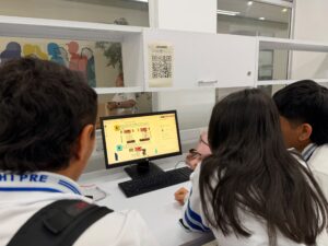 Jóvenes en pantalla realizan un proyecto
