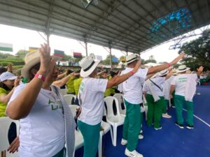 Personas mayores hacen el juramento deportivo en los Juegos de Personas Mayores de Confa